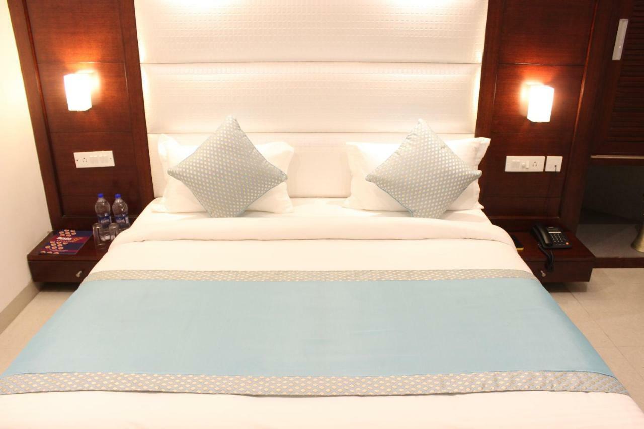 Hotel Star By Star Group- Near Delhi Airport นิวเดลี ภายนอก รูปภาพ